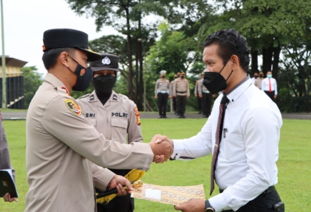 Ungkap Cepat Dua Kasus Pembunuhan, Kapolres Kuansing Berikan Reward Kepada 25 Anggota