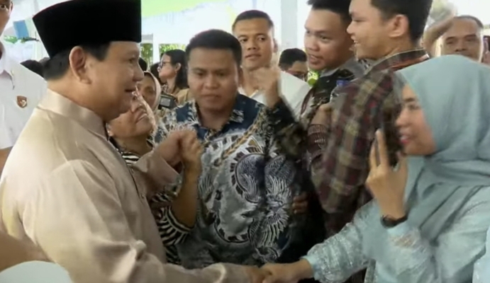 Prabowo Keliling Istana Salami Ribuan Warga