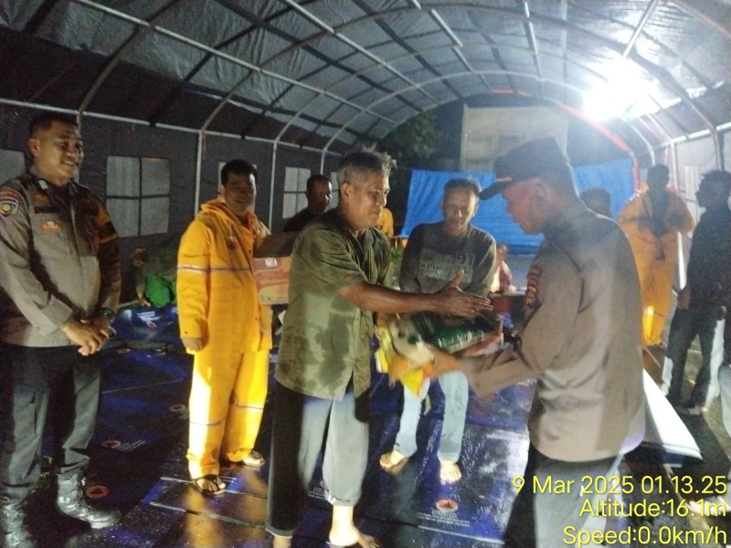 Sungai Indragiri Meluap, Polsek Rengat Barat dan BPBD Evakuasi Warga Terkena Banjir