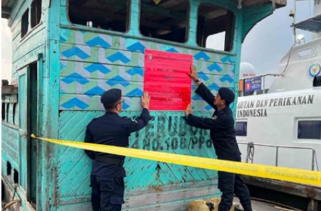 KKP Segel Satu Kapal Penghisap dan Dua Kapal Angkut Pasir Laut Ilegal di Pulau Rupat Bengkalis Riau