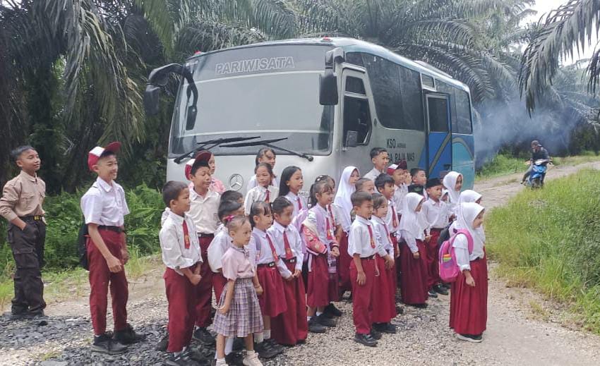 Masyarakat dan Karyawan Rasakan Manfaat KSO PT TRM dengan PT APN di Sungai Akar