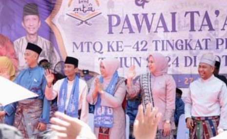 Bupati Rezita Beri Semangat Kontingen Inhu Semarakan Pawai Ta'aruf MTQ Ke-42 Tingkat Provinsi Riau di Kota Dumai
