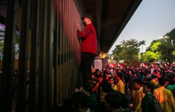 Demo Darurat Indonesia, Ribuan Buruh dan Mahasiswa Kepung DPR Hari Ini